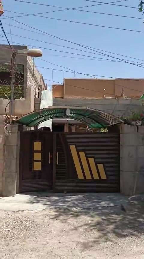 بيت للبيع طابو صرف مساحته ٣٠٠متر طابقين الطابق الفوك يحتوي غرفتين ومخزنين والطابق الارضي استقبال وغرفه نوم وهول وصحيات ومطبخ ومنور خلف البيت اي استفسار الاتصال بهاذ الرقم ***********
