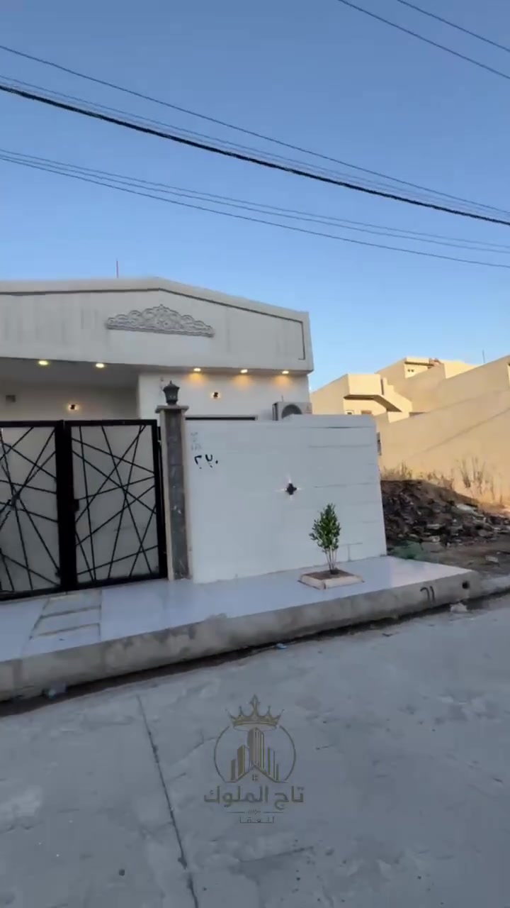 للبيع بيت في جمعية ضفاف دجلة 🏠

التفاصيل:
المساحة: 100 متر
الواجهة: 6.25 متر 
الموقع: على شارع 15 مباشرة
حالة البيت: بناء حديث ونظيف - مسكون فترة قصيرة جداً
السعر: مناسب وقابل للتفاوض

مميزات البيت:
موقع استراتيجي على شارع 15 يسهل الوصول والخدمات قريبة
بناء حديث 2024/2025 بمواد درجة أولى وتشطيبات راقية
توزيع ممتاز للمساحة 100م مستغل بالكامل ومناسب لعائلة
منطقة هادئة في جمعية ضفاف دجلة وقريبة على الخدمات

البيت جاهز للسكن فوراً بدون أي صيانة.  
فرصة حقيقية بسعر مناسب للشراي .

 
🔴للأستفسار عن عروضنا العقارية المتميزة وأسعارها ⤵️مراجعة

         🎖تاج الملوك للعقار 🎖
     

🔴العراق↔️الموصل↔️ حي الاخاء سايدين كنيسة تايتنك مقابل البسة الأصدقاء أو ألتواصل معنآ ⤵️على الارقام
☎️(***********) ابو حسن
☎️(***********) ابو حسن
☎️(***********) ابو عماد 
☎️(***********) ابو عماد
