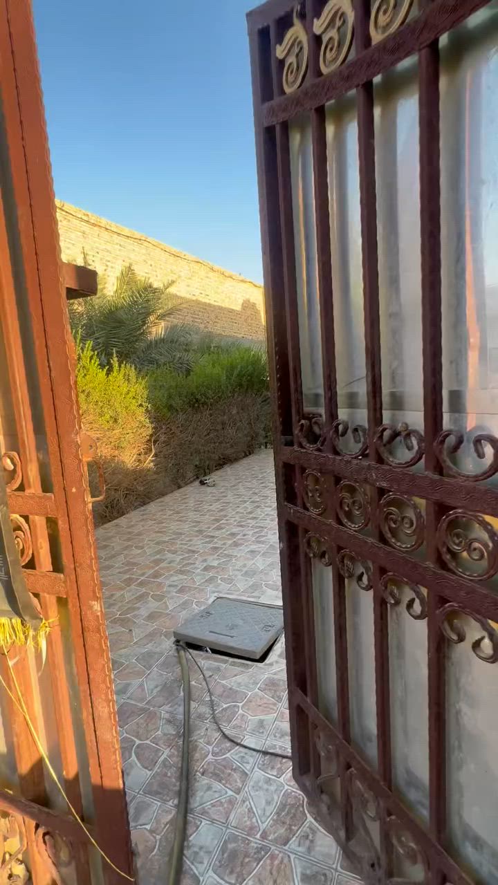 بيت للبيع في حي الجامعة 
زراعي حي الجامعة قريب عرصات حيدر حجي هندي نزلة الفلكة الجدارية 
مساحة البيت 550 متر 
بناء 300 والحديقة 250 

البناء يحتوي على طابقين الطابق الاسفل يحتوي على 3 غرف نوم وحدة من الغرف سويت كامل تحتوي حمام وتواليت 
واستقبال وصالة مفتوحة على البيت والمطبخ يبقى ويا الكاونتر وميز طعام +مطبخ حراري وحمام وتواليت مفصولات ومنور والطابق الثاني صالة وسطح وغرفة نوم جبيرة تحتوي على حمام وتواليت 
والحديقة هم بيها حمام خارجي 
البيت نظيف وبناء حديث 2019 

للاستفسار 

‭***********‬
