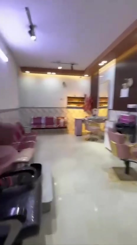 السلام عليكم
اعيد النشر عندي صالون لبيع مجهز من ديكور وغراض ولافته موقع البلديات شارع المصرف الخدمي موقع مميز وبي زبائن صالون مفتح من سنه ٢٠٢٢ البسبب البيع انتقلت لغير مكان وبي غرفه حقن وليزر لاكن لاتوجد اجهزة عارضته ب٥ ملايين لتفسير ***********
