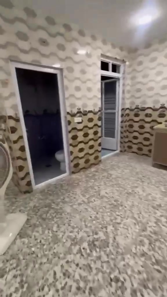 شقه للايجار طابق اول
تحتوي على صاله ومطبخ وخدمات وغرفتين نوم
ايجاره : 550 
للاستفسار: ***********
