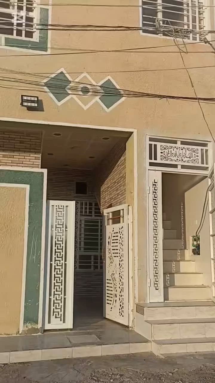 بيت 100 م 
طابقين بيت وشقه طابو زراعي سند 25 قرار محكمه حي العباس نزلة الگاضي عمود 36 البيت فارغ ستوه طالع البنه منه 
200 متر عن شارع بغداد  للاستفسار الاتصال على الرقم ***********
