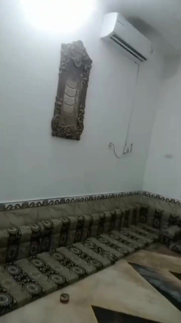 بيت طابقين 120 متر مساحه فوك 3 غرف وصاله وصحيات وجوة غرفتين وصاله ومطبخ ودوانيه وصحيات وحديقه بره البيت العنوان شارع السفينه فرع ملعب الفرات الاوسط نهاية الفرع واكو خدمات بالمنطقه بيت ابو سيف السعر 105 وبي مجال طابو اسهم مجال للشراي للتواصل ***********
