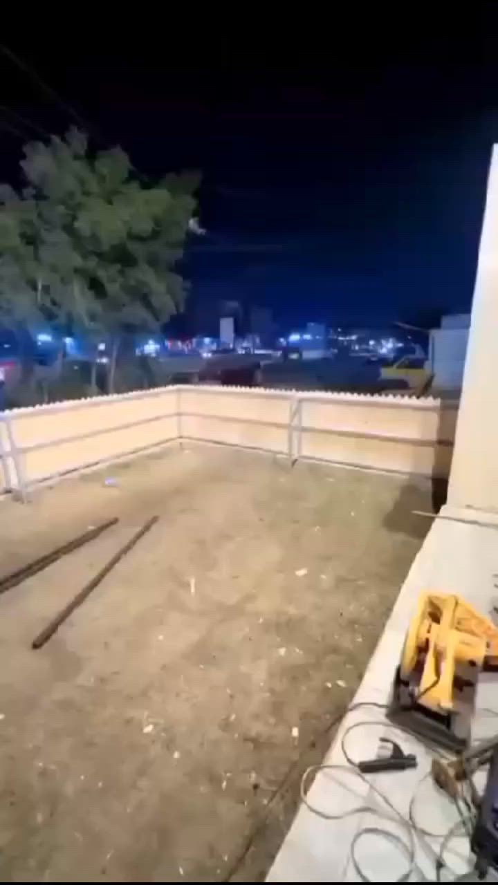 سلام عليكم بيت تجاري للبيع يحتوي على 4 غرف نوم في طابق ثاني بيت جديد شغل درجه أوله مجهز معه غرف للعامله  في البيتونه ستويج بنل معه مخزن كبير في السطح 
للاستفسار *********** العنوان مدينه صدر قطاع 16 شارع الكياره مقبيل العياده شعبيه مال قطاع
