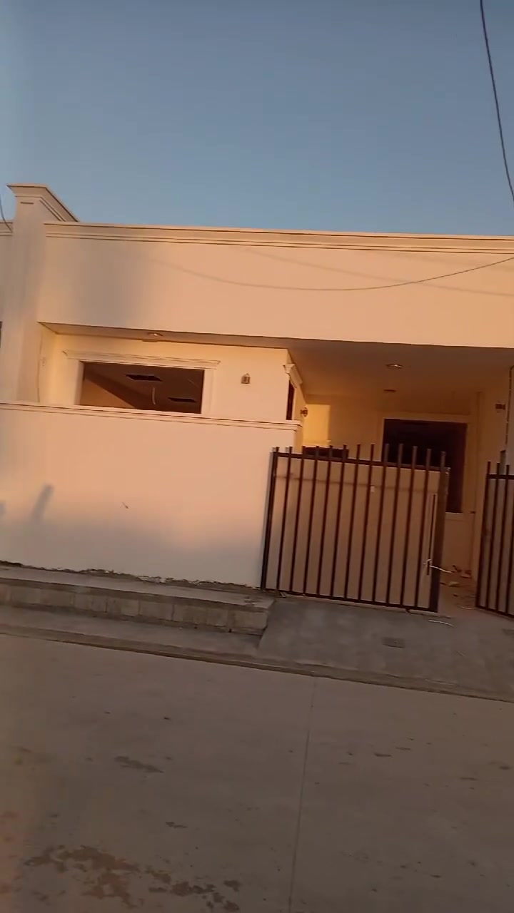 سلام عليكم ١٢ دار للبيع مساحة كل دار ١٥٠ متر حي بدر قريب على برج اسيا وملعب خماسي كامل خدمات سعر الدار ابو بيتونه ٧٥ مليون وبيه مجال وبدون بيتونه ٧٠ مليون وبيه مجال للاستفسار *********** ***********
