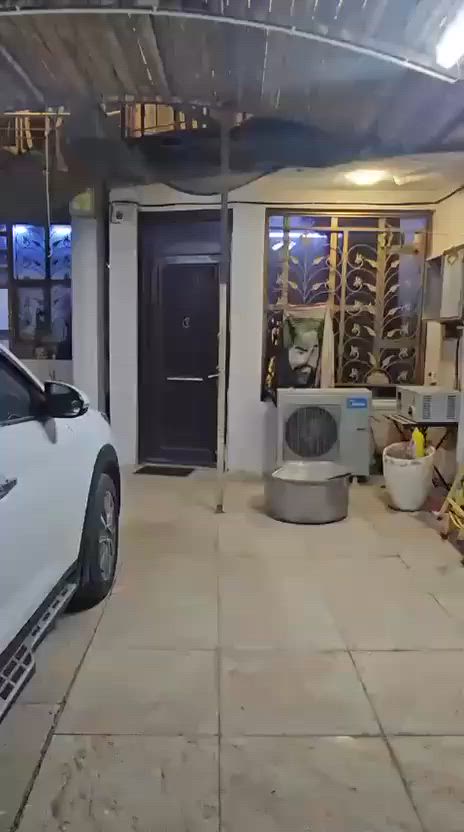 عقار للبيع مساحة 125متر واجه 6وربع نزال 20يحتوي على أربع غرف نوم وخدمات الطابق الأرضي والثاني مع كراج كبير يتسع لسيارتين وخدمات صحية خارج البيت الموقع الزعفرانيه شارع البطل ملك صرف للتواصل واتس ***********مكتب عين الغدير
