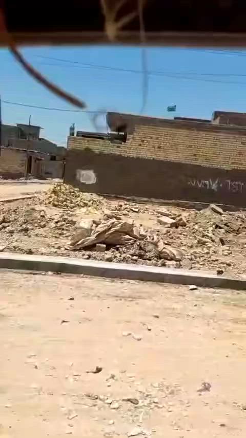 قطعه ارض زراعي للبيع مكتابه فقط مساحه 200 متر    الواقعه في خضراء الدسيم شارع 15 ركن الواجه 20النزال 10 تحتوي على خط ماء ومجاري لكل 100متر رقم الهاتف ***********
