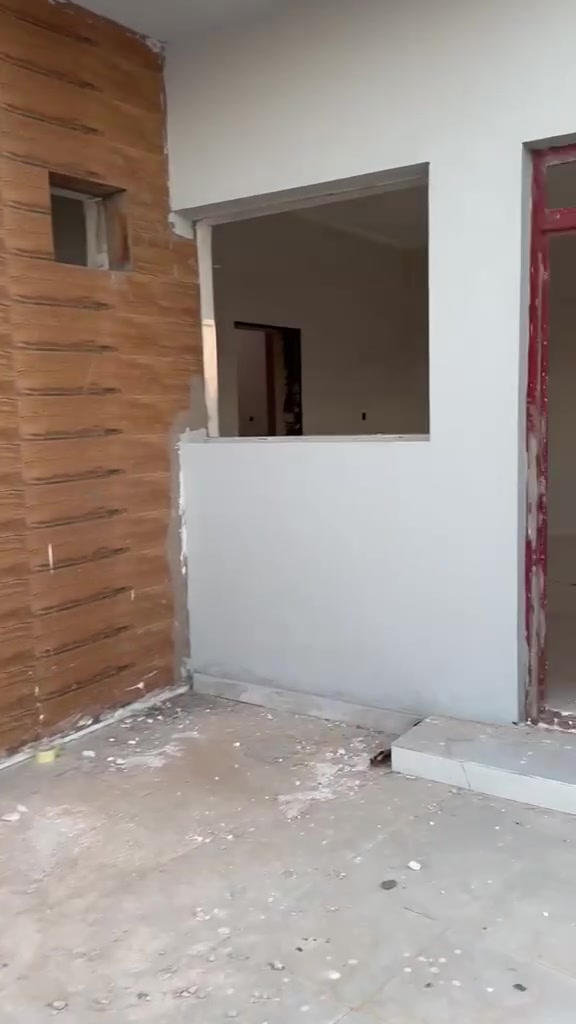 للبيع :
بالفلوجه/ مجمع الزهور السكني بيت 317m على شارع 40m وركن على شارع 12m وشارع 40m طابوق طابق واحد غرفتين نوم واحده سويت وصاله واستقبال ومطبخ وكراج وحديقه  البيت سعره الكلي 160مليون مدفوع للشركه تقريبا 90مليون والباقي 70مليون  تدفع الدفعه الثالثه يوم 1/1/2027 والدفعه الرابعه والاخيره تقسم اقساط على 740الف دينار شهريا البيت الان جاهز للسكن وتم تقفيله مكتب المانع للعقار مقابل كراج بغداد للنقل الموحد.***********//***********
