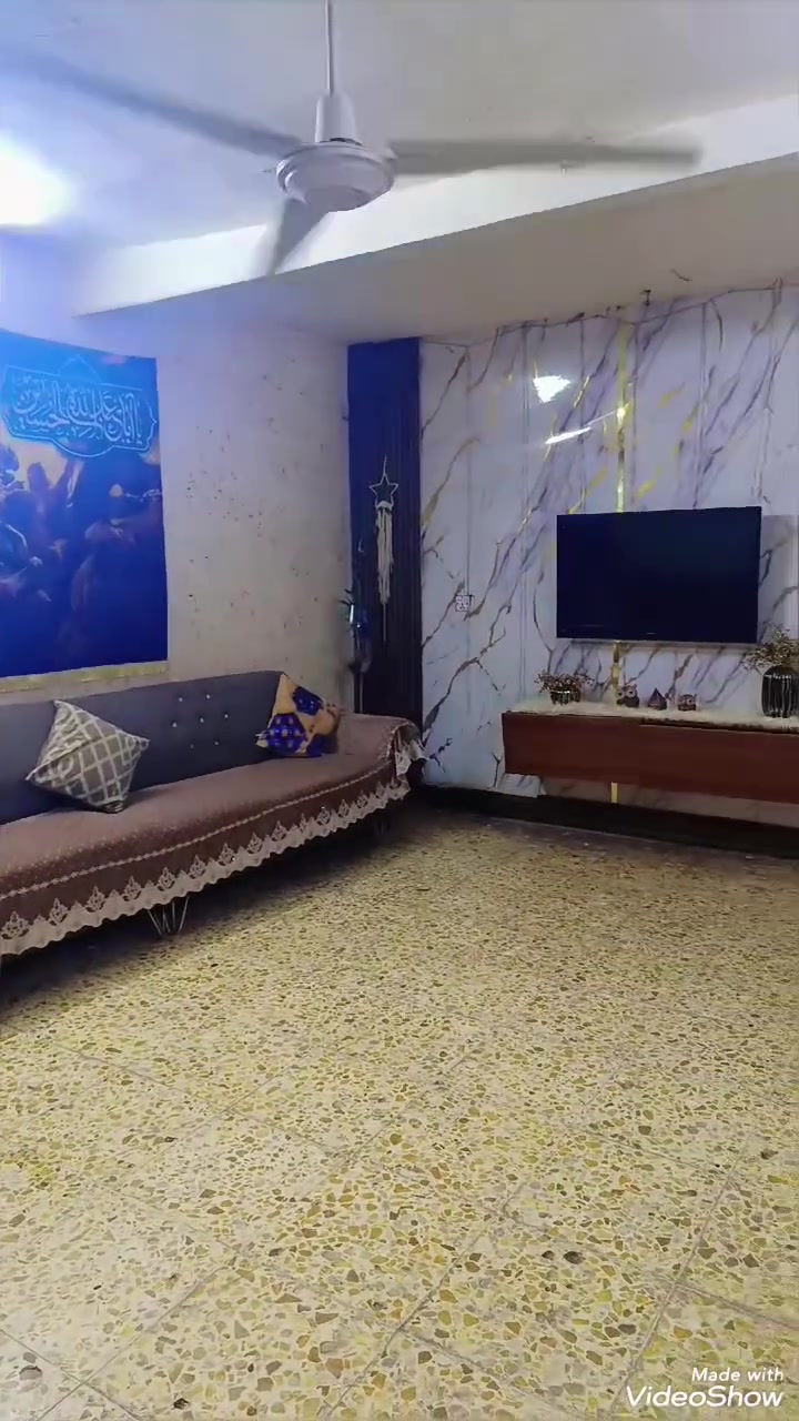 السلام عليكم بيت للبيع مساحة 56متر واجهه 8 نزال 7 الشعب بضهر سوق شلال مباشرتآ واذا تجي من شارع الصحة ف يصير بشارع بركر سنونو موقع ممتاز محتوياته استقبال ومطبخ معزول وهول وصحيات خارجية والطابق الثاني حولي وغرفتين وصحيات السعر 125وبي مجال للاستفسار على هذا الرقم وبي واتساب غير متواجد على الفيس ***********
