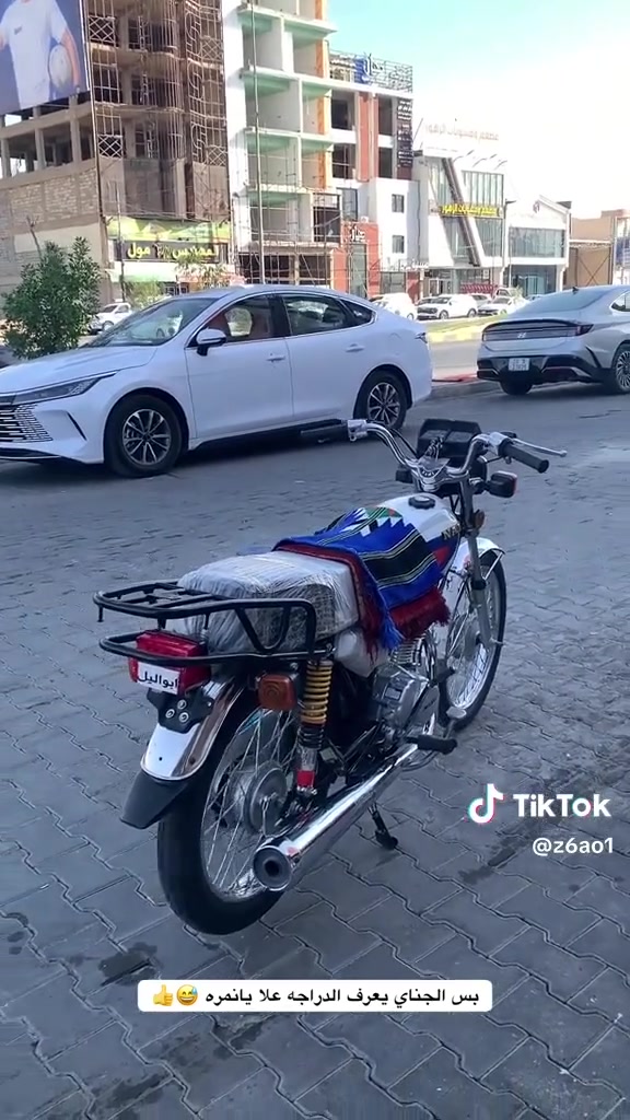 السلام عليكم ماطور موديل ٢٦ هيه بلاديه  بس غيرت بيهه هواي كله شلامجه المحرك انتنس بعده جديد لسه ما افيلس اريد اراوس حربي عادي اي شي بس كون نضيفه هاذا رقمي سكنر سكنر. 
،
،
***********
