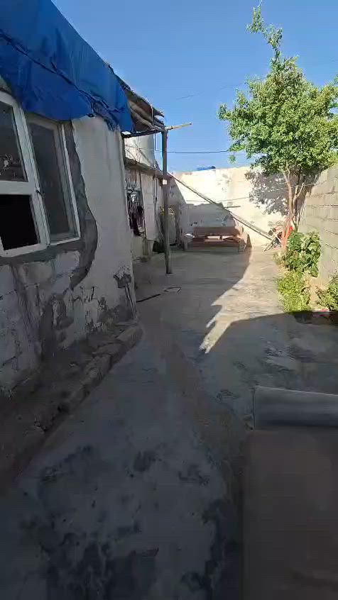 : بيت للبيع في الفيلق يم جامع بختياري 120 متر صب وسقف ثانوي كامل غرفه وحده سندويج متكون من غرفتين وهول ومطبخ وحمام داخلي وتواليت خارجي مرتب البيت وحديقه وحوش جبير للاستفسار *********** واتساب ب13 وبي مجال
