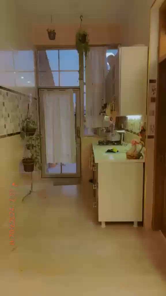 سلام عليكم بيت لبيع المساحه 54 واجهة 6 ونزال 9
بيت 3 طوابق 3 حمام غرف نوم 2 كبار و2 صغار  تأجير 80 متر اضافه صاله واحده مطبخ واحد 
ترك واحد 

العنوان بغداد البياع رسالة ثالثه 
السعر خاص
اتصال رقم ***********