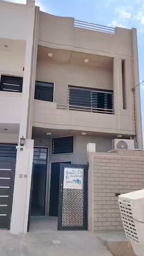 سلام عليكم بيت البيع 100متر في حي بدر البيت طابقين فول يتكون البيت الطابق الأول استقبال + هول +مطبخ + صحيات + غرفه نوم الطابق الثاني يتكون من غرفتين نوم +صحيات +هول سقف ثانوي كامل + دكت مركزي + مجاري واصل و مي واصل + الصب يبعد عن البيت 60 متر الاستفسار اتصل عل رقم ***********
