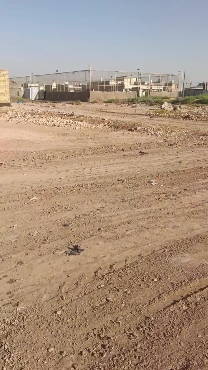 السلام عليكم قطعة ارض للبيع
في منطقة بغداد المساحة ١٨٠ 
الواجهه ١٠ النزال ١٨ 
خلفها الشارع الحولي 
معروضه ١٧ وبيه مجال 
الاتصال ع الرقم 
***********
