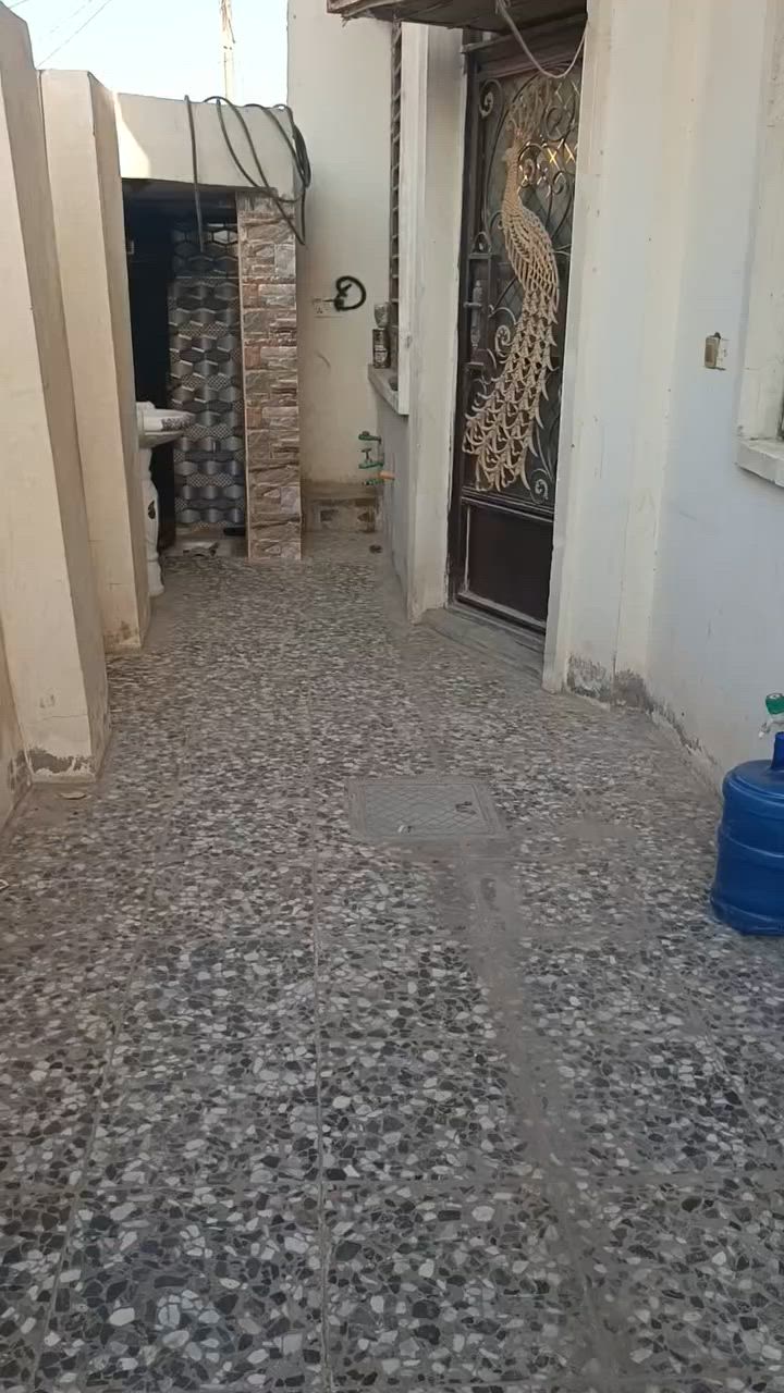 السلام عليكم
بيت للبيع 10×10 مربع كلشي موضح مقطع الفيديو

بيت جاهز للسكن قاط واحد وفارغ كبل جيب غراضك وتكعد

العنوان الرئاسة شارع ٢٠ شارع أم البنين 

معروض البيت 80 مليون وبيه مجال للطيبين 

موبايل ***********
