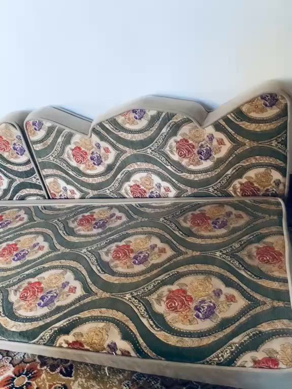 نص ديوان للبيع 
3 فراشات 
6 مسند ظهر
 2 تكيات 
وجهين مثل ما واضح بالصور 
السعر 125 وبيه مجال 
العنوان ناصرية حي الفداء 
المراسله على الخاص 
او الاتصال على الرقم ***********
