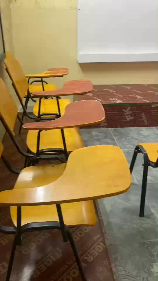 السلام عليكم اساتذتي الأعزاء قاعة تدريس كاملة بدون نقص
مقاعد اصلية سبورة خشب وشاشة الكترونيه مستخدم قليل جدآ للبيع استفسار على الرقم فقط 
***********
