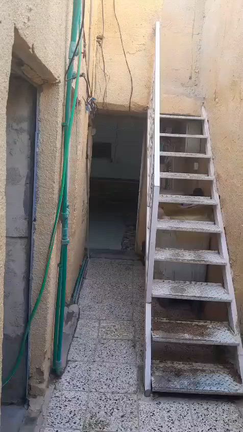 توجد دار سكنية للبيع المساحه 40م طابو صرف طابق ونص كربلاء حي العامل منطقة ال14 الفرع الخلف جامع أهل البيت ثاني بيت عن التجاري السعر ب50مليون وبيه مجال للاستفسار الاتصال (***********)
