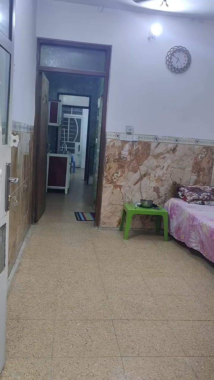 بيت للبيع 
يحتوي على 3نوم واستقبال ومطبخ وخدمات
المساحه/50
الواجهه/3و35
النزال/15
الموقع/الشعب قرب وصفي المضمد
السعر/130وبي مجال 
للاستفسار/‏‪***********‬‏
