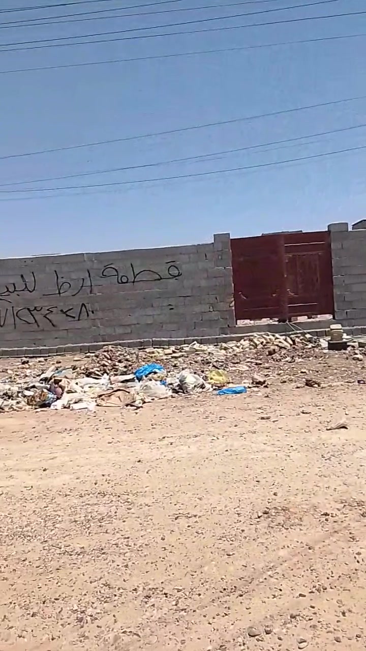 السلام عليكم عندي قطعة أرض 1000.مترة للبيع بسبع قصور بشارع ابو سبع خلف مستوصف إلمام الرضا قريب على السوك للاستفسار  ***********
