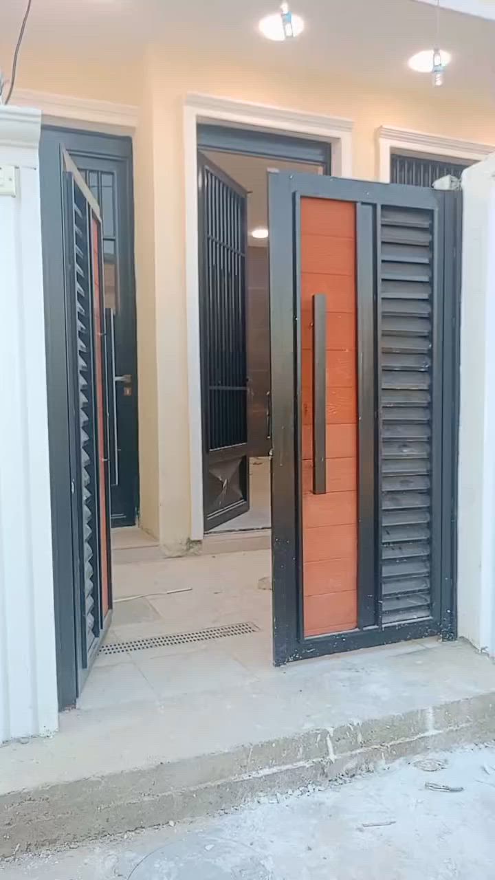 السلام عليكم
بيت للبيع 
مساحه 100 متر 
موقع 8000 
بناء 2026 
غير مسكون 
قاط ونص 2 غرف نوم استقبال مطبخ بارد مطبخ حار 2 صحيات مع wc خارجية 
خدمات ماء وكهرباء ومجاري
للاستفسار خاص او على الرقم ***********
