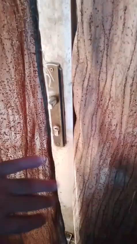 سلام عليكم بيت بمجع الكهرباء رئاسة المعلمين بناء حديث طابق واحد الفرعين المقرنص للبيع شراي يتصل بي واتساب *********** المساحة 100
