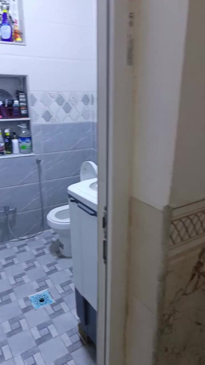 السلام عليكم بيت مساحه 100متر الواجهه 5 نزال 20 بمجمع ارض النخيل الزراعي الأول بمنطقه هور رجب أفضل مجمع حاليا من حيث الماء والكهرباء والتبليط شارع عريض 12متر نظام طابقين كل طابق وحد درج وبابين خارجي يحتوي على البيت على غرفتين مساحة 5*5 وغرفه الخلفيه 5*4.5 ومطبخ هوه حولي كله سيراميك مساحه 4*4.5 كامل نواقص بسيطه حمامات نظام غربي عدد 2 للاستفسار واتساب ***********
