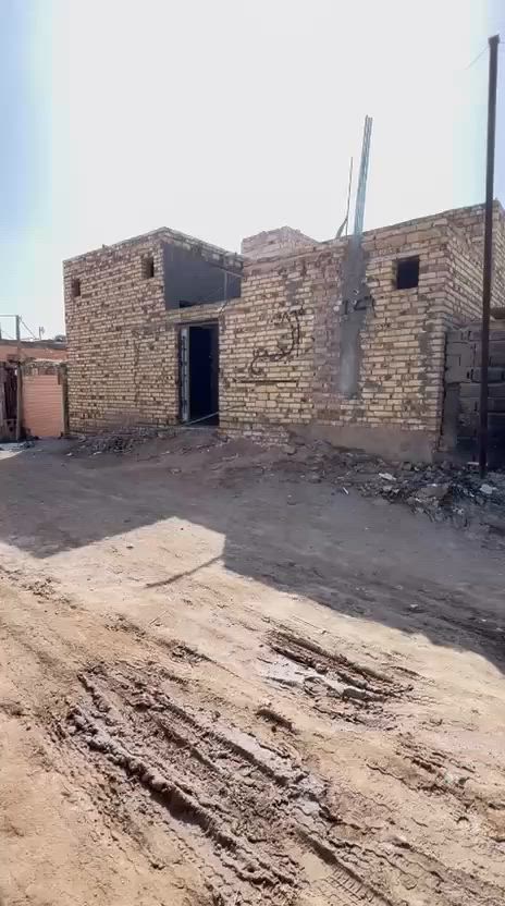 السلام عليكم بيت للبيع المساحه 210 متكون من غرفتين وصاله ومطبخ وبراني عايز ارضيه وصبغ الحمزه الشرقي الساده الأميال قرب مولد سيد يعرب السعر عله رقم***********
