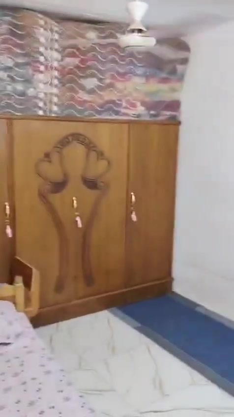 دار للبيع المساحه 100 متر دولان يحتوي على غرفه وصاله وستقبال ومطبخ وصحياة وحمام العنوان حي الوحده خلف مركزه شرطه حي الواحده مرجعة مكتب الكعبي للعقار *********** وتساب اتصال
