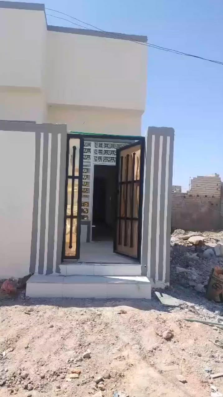 سلام عليكم.  بيت بعده جديد محد ساكن بيه البيع طابو زراعي مساحته 90 متر غرفه والله ومطبخ وستقبال البيت الساس صب كونكريت وتجعيب طابوك بناء بلوك ابو 20السقف صب كونكريت تشاريف طابوك البيت كلش حلو وجاهز البيت موقعه شارع المطار الجديد خلف مجمع الجوهره بدايت شارع تلاثين مكانه كلش حلو تصال *********** او وتساب ***********
