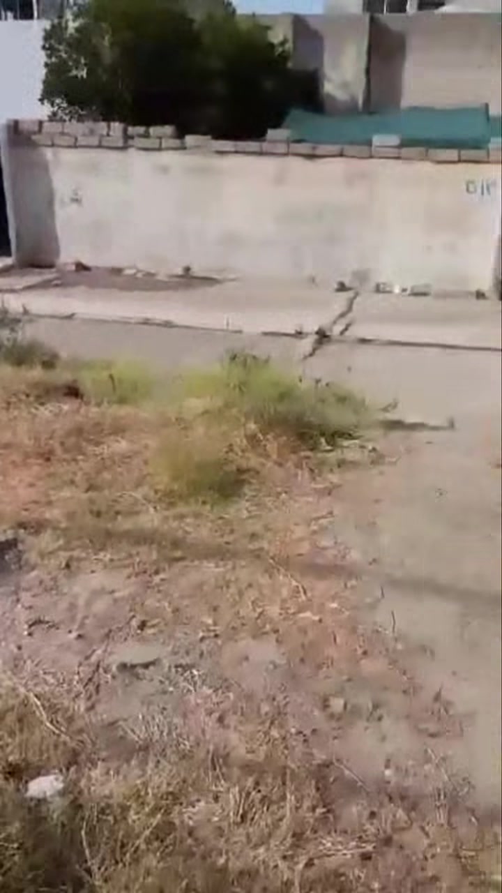 الدار للبيع...
المساحة ١٩٨متر مع الارض امام الدار/بناء/١٠٨متر/الواجهه/٩متر
تفاصيل المنزل: ستقبال، وغرفتين جوا، وغرفه فوق، وحمام اتواليت، جوا  و مطبخ جوا ومنور خلف الدار
المحافظه: الموصل
العنوان: المنطقة. دور السكر جانب الأيمن، فرع بانزينخانة الهارون مقابل  الصمود يم معمل ولدي.
الرقم تواصلو اتساب:***********
