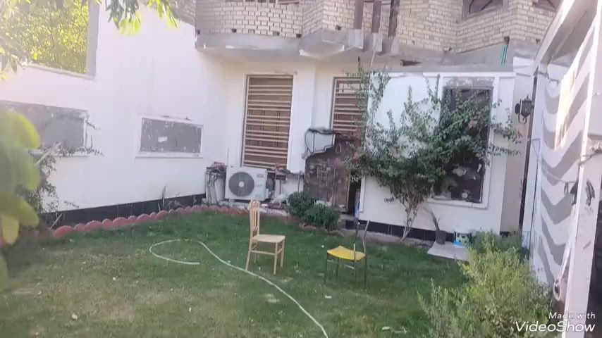#السلام عليكم دار للبيع بناء عباره عن فله  طابو صرف المساحه بالسند 135م +تشجير ضمني يعني المساحه الإجمالية 350م  6غرف نوم حمامات عدد 3مناور عدد 2 +سبالت عدد 3+كاونتر مطبخ كامل العنوان العبيدي حي الرئاسة شارع 20 قرب مطعم فلافل ابو العنمبة  *********** السعر 295مليون وبيه مجال 
