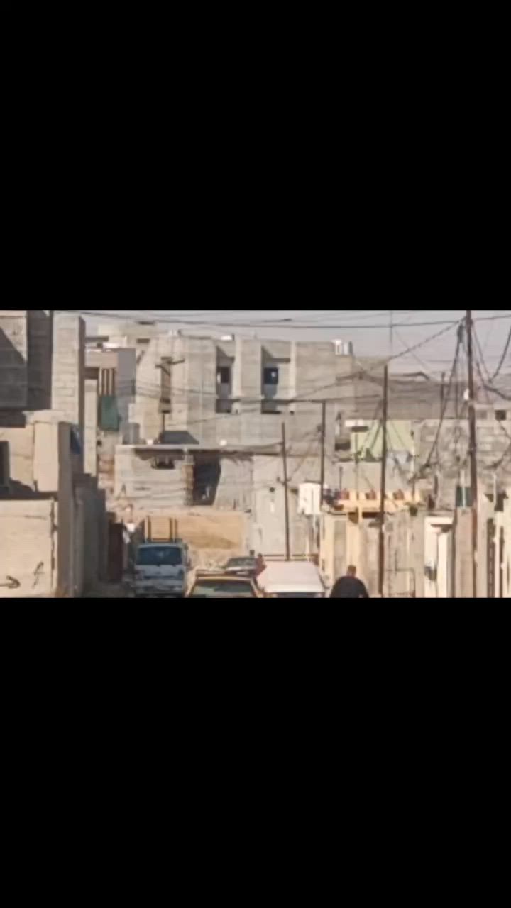 بيت م/100
ملك صرف خدمات/ماء/كهرباء 
يبعد عن الشارع ١٠ امتار  غرفتين نوم +استقبال+ منور +مطبخ 
مكان موصل ايسر حي الزهراء قرب معمل غاز ام الربيعين /قرب مجمع الباشا 
***********1
***********
