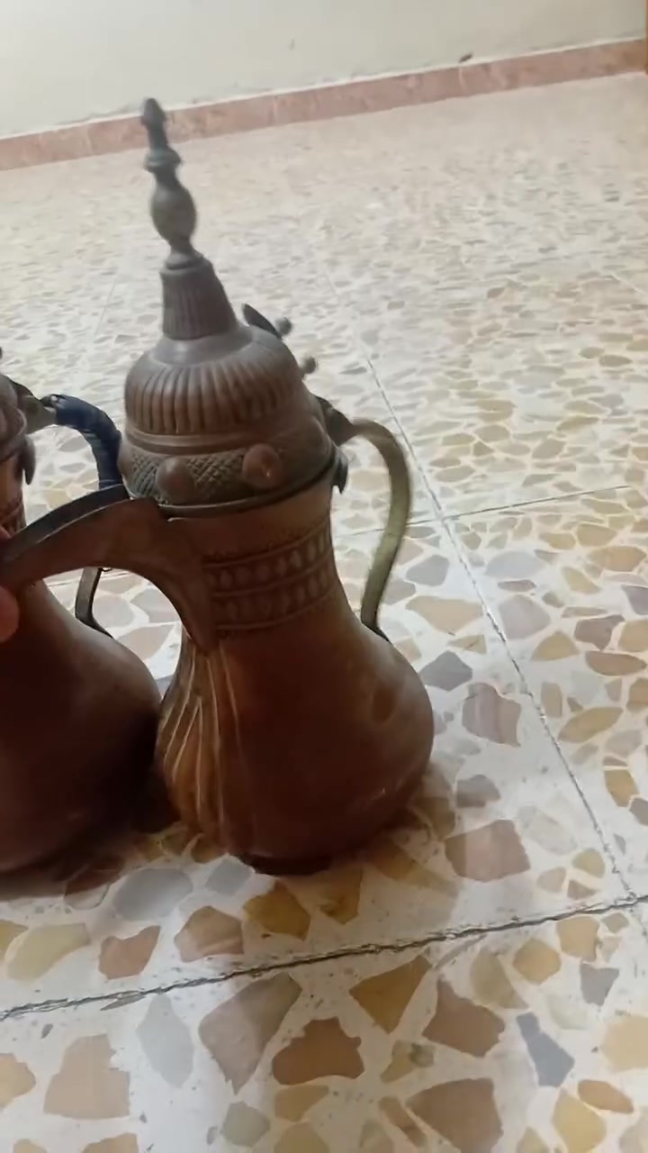 السلام عليكم للبيع دلات القصر نحاس احمر قديمات العنوان بغداد الدوره رقم ***********
