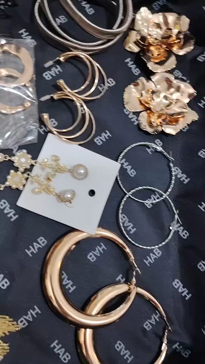 تتوفر اكسسوارات كل قطعه وسعرها واذا تريدون جنطه كامله هم ابيع


**إذا كنت صاحب هذا الإعلان وتريد حذفه لأي سبب، رجاءا أرسل رسالة إلى الدعم الفني**
