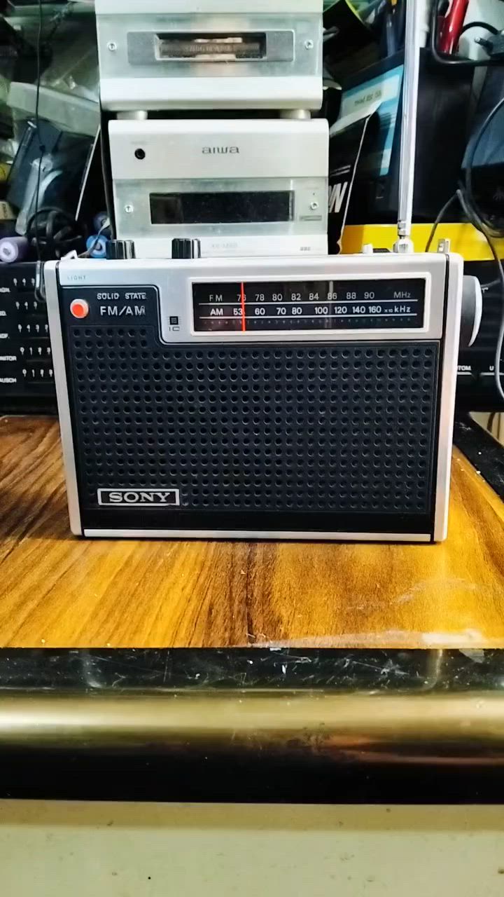 راديو سوني SONY 
صناعه ياباني صنع سنة 1972 
موجات الراديو FM AM 
يعمل باتري ومحوله خارجه 
يوجد فديو بالمنشور يوضح التشغيل 
للحجز والاستفسار المراسله على الخاص


**إذا كنت صاحب هذا الإعلان وتريد حذفه لأي سبب، رجاءا أرسل رسالة إلى الدعم الفني**