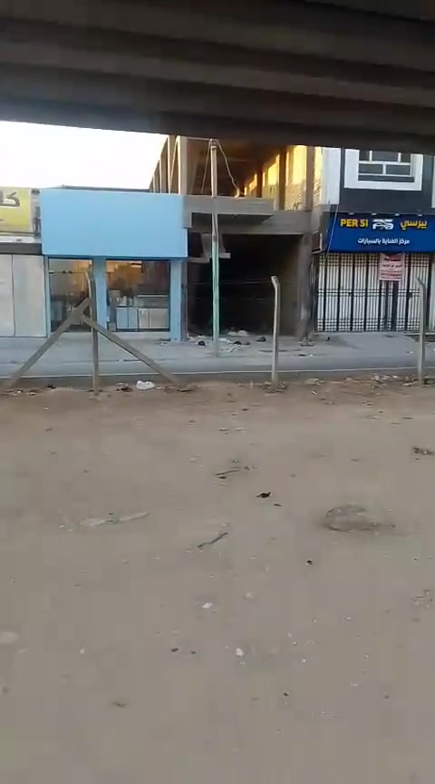 عقار  تجاري للبيع في حي الوفاء قرب مجسرات الزهراء مساحة 200متر مؤجر حاليا إلى محلين بسعر جدا مناسب للتواصل ***********

