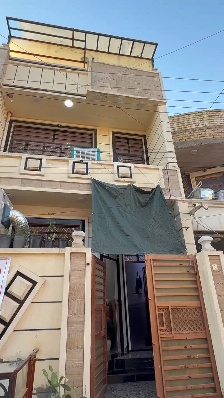 بسم الله الرحمن الرحيم/بيت 75 متر مدخلين في المخابرات خلف كوفي بيت ورد طابقين بناء جديد تصيم حلو كلش 
خدمات كامله طابو ملك صرف بغداد الحسينيه 
سعر البيت 80 وبيه مجال للشراي
يتوفر جيمع انواع العقار بغداد الحسينيه / اي استفسار 
***********
