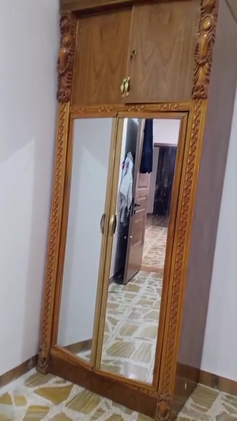غرفه للبيع مستعمل صاج وجه وكفه أصلي  مسويتهاا مليونين ونص  ما بيهاا اي كسر بس زاويه مالتها المرايه مفطوره
للحجز والاستفسار واتساب ***********
