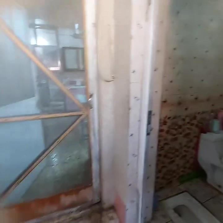 بيت بحي الحسينية قريب من شارع المواكب وشارع المركز قرب اديب الخيكاني مساحته 100 م .يحتوي ع ٣ غرف نوم وهول واستقبال ومطبخ  وصحيات 👍👍الشراي يتواصل ع الرقم 
***********
***********
