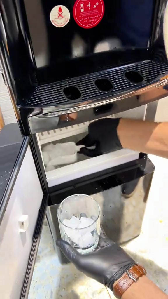 ⁨	براد مع صانع ثلج… جهاز واحد يغنيك عن أكثر من جهاز! ❄️💧 إذا تريد الراحة بكل تفاصيلها، فهذا البراد يجمعلك كل اللي تحتاجه: ✔️ صانع ثلج مدمج بقدرة إنتاج عالية مع خزان ثلج كبير يخزن كمية مناسبة للاستخدام اليومي. ✔️ ثلاث درجات للماء: • 🧊 بارد • 💧 معتدل • ♨️ حار ✔️ مناسب للبيت، المكتب، الشركات والاستراحات. ✔️ تصميم أنيق بواجهة ستيل يضيف لمسة فخامة لأي مكان. ✔️ منشأ ألمانيا 🇩🇪 ✔️ ضمان سنة كاملة. براد عملي، ثلج جاهز دائماً، وماء بالحرارة اللي تحتاجها بضغطة زر العاصمة  *********** ***********
