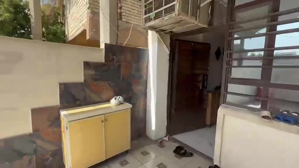 مشتمل للبيع. المساحه 80 متر. الواجه 4 النزال 20 يحتوي على ثلاث غرف نوم او صالة مطبخ او صحيات حي جهاد السمجه. قرب جامع النور للاستفسار ***********.
