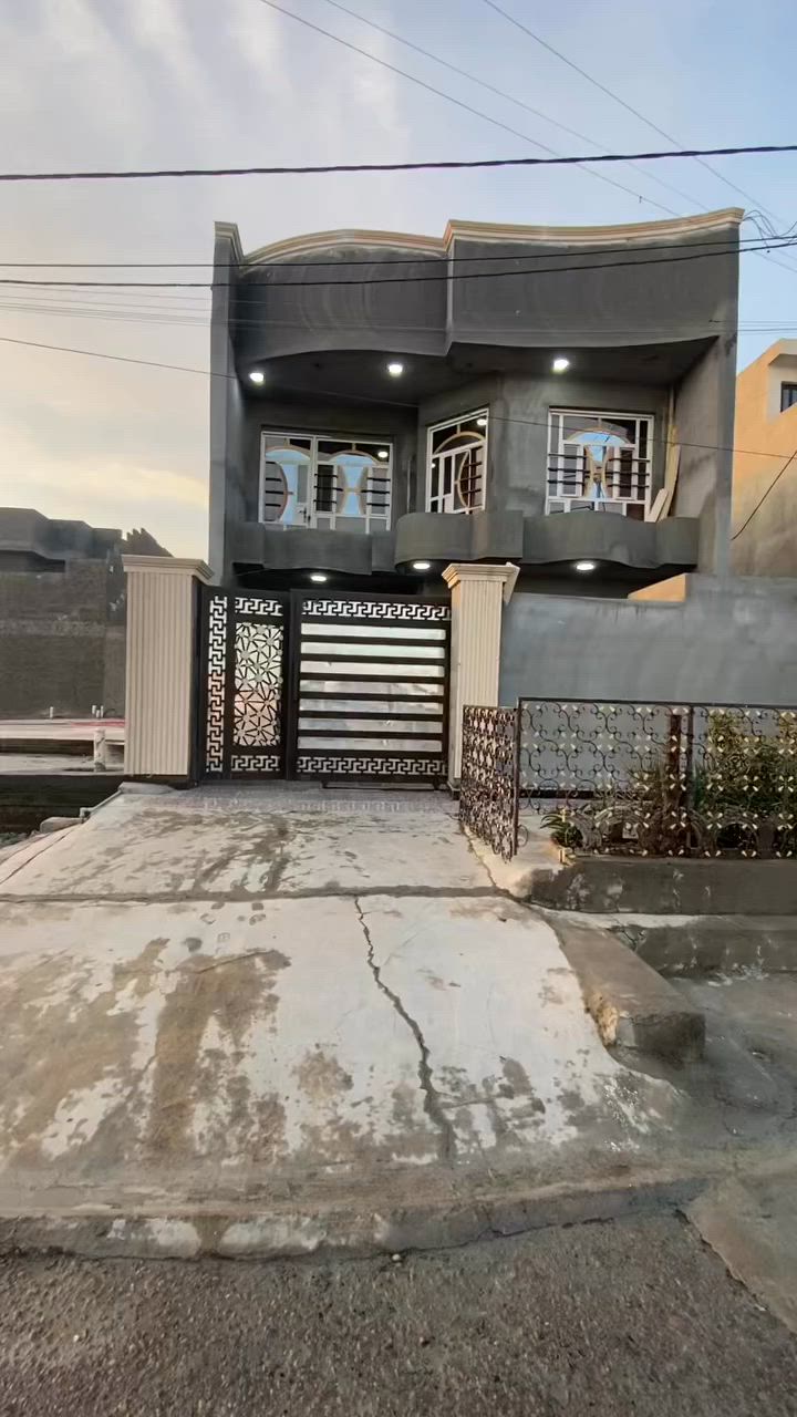 بيت للبيع ١٥٠ متر طابقين في ابو غريب حي الصديق شارع ١٥ تبليط نافذ على شارع المطار وشارع عشرين مقابيل الخدمات موقع ممتاز رقم العقار ١٠٥٨ البيت بلوك ثكيل والاساس طابوق يحتوي على ٣ غرف نوم و٣ حمامات وسطحين كامل مابي اي نقص ماعدا صبغ الواجه
رقم صاحب الدار                                               ***********
***********
