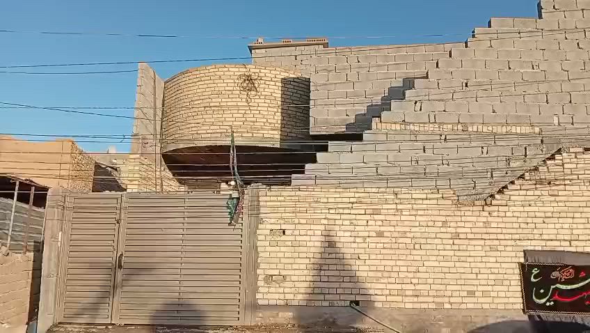 سلام عليكم
بيت ل بيع  مساحه ٢١٠ طابو صرف بناء سنه ٢٠٢٣
كربلاء امن الداخلي قريب شارع العام سادس بيت تقريبا على شارع
يحتوي بيت ٤ غرف نوم او مطبخ او ستقبال او  صالتين 
كراج جبير السعر   مناسب اتصل  ***********  صاحب العقار مباشر
