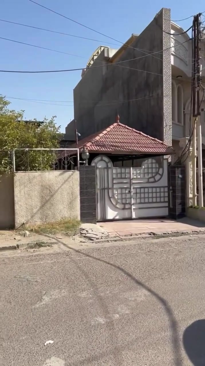 فرصة مميزة للسكن أو الاستثمار في قلب الداودي 🏠 🏠 🏠

عرض بيت (يُعتبر قطعة أرض) بموقع استراتيجي ومواصفات مثالية:

📍الموقع: بغداد - الداودي - القرب من شارع 14 رمضان.
المساحة: 375 متر مربع.
الأبعاد: الواجهة 12.5 متر | النزال 30 متر.
🛣️ عرض الشارع: 15 متر (شارع واسع ومميز).

✨ مميزات الموقع :
- منطقة هادئة وراقية.
- قريبة جداً من الخدمات والأسواق التجارية في شارع 14 رمضان.
- أبعاد القطعة (الواجهة) تسمح بتصميم خارجي مميز جداً.

📞 للاستفسار ومزيد من التفاصيل يرجى مراسلة الصفحة أو الاتصال على الرقم: 
[***********]
  #عقارات
#عقارات_المنصور_الداودي 
#عقارات_بغداد
