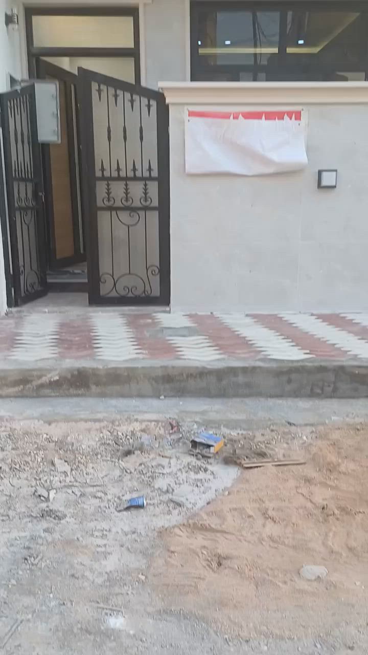 للبيع بيت مساحه 70م شارع زين العابدين 
عرض الشارع 12م  
بناء حديث طابقين  مواصفات درجه اولى 
الارضيه مرمر  
الطابق الاول صاله مطبخ صحيات  وغرفه نوم  
الطابق الثاني غرفتين نوم كبيره وصحيات  
للاستفسار  مكتب منير درويش للعقار 
***********
