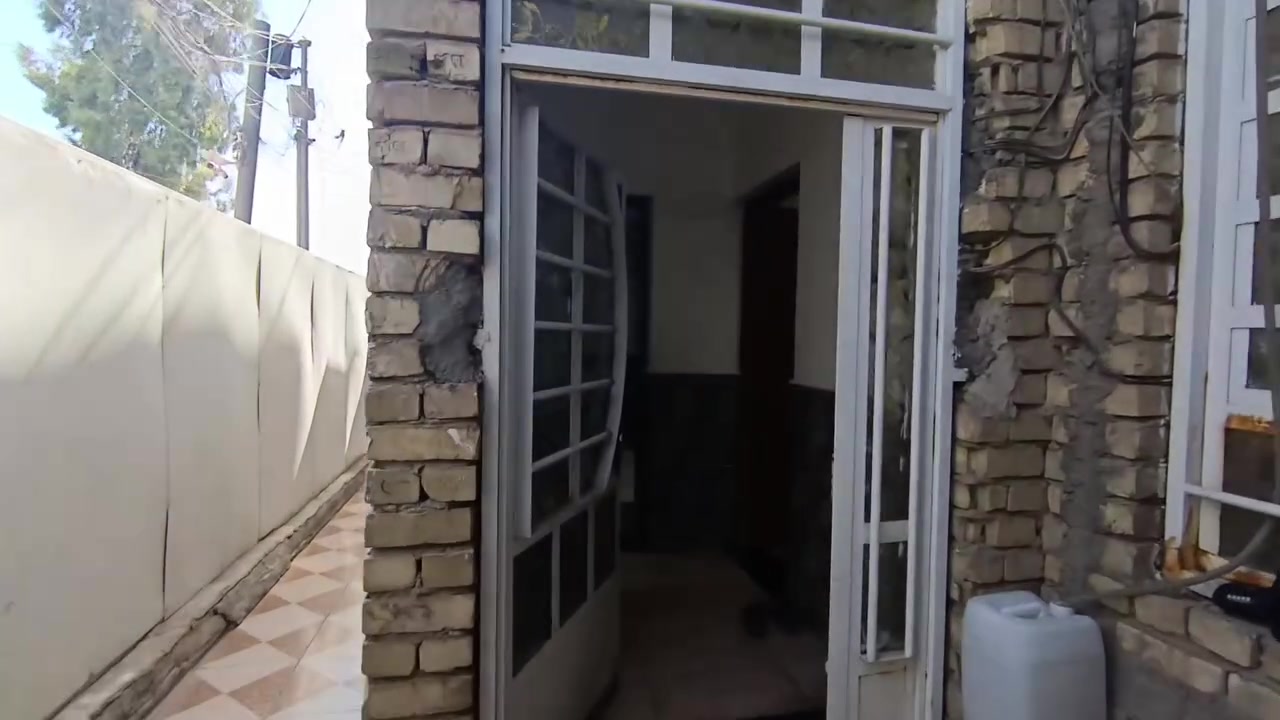 السلام عليكم بيت للبيع مساحه 150 طابو صرف وتشجير 150 البيت يحتوي على حديقه خارجيه وطرمتين البيت يحتوي على استقبال وحولي ومطبخ بارد وحار وغرفه نوم هذا الطابق الاول اما في الطابق الثاني ثلاث غرف و وحولي وكل غرفه بلكونه البيت يحتوي على ست حمامات ملاحظه البيت ديكور جديد وفيه مدخلين على الفرع وعالشارع العام بابين المكان بغداد الدوره ابو الدشير خلف المركز لحاب يتصل على الرقم التالي السعر خاص
(***********).     (***********)
الرقم الاول.                    الرقم الثاني

