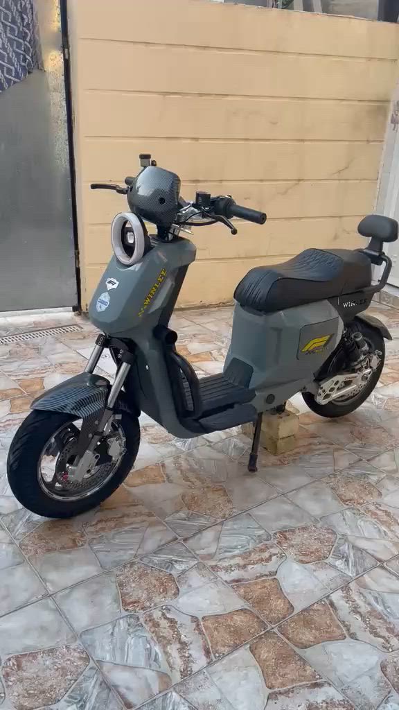 السلام عليكم دراجه شحن f1
حجم الكبير 
للبيع ملف 2500 
6 بطاريات حجم 32 انبير جديدات 
دراجه كلش جديده موديل 2025
المكان واسط الصويره 
مليون و 50 وبيها مجال 

       ***********
