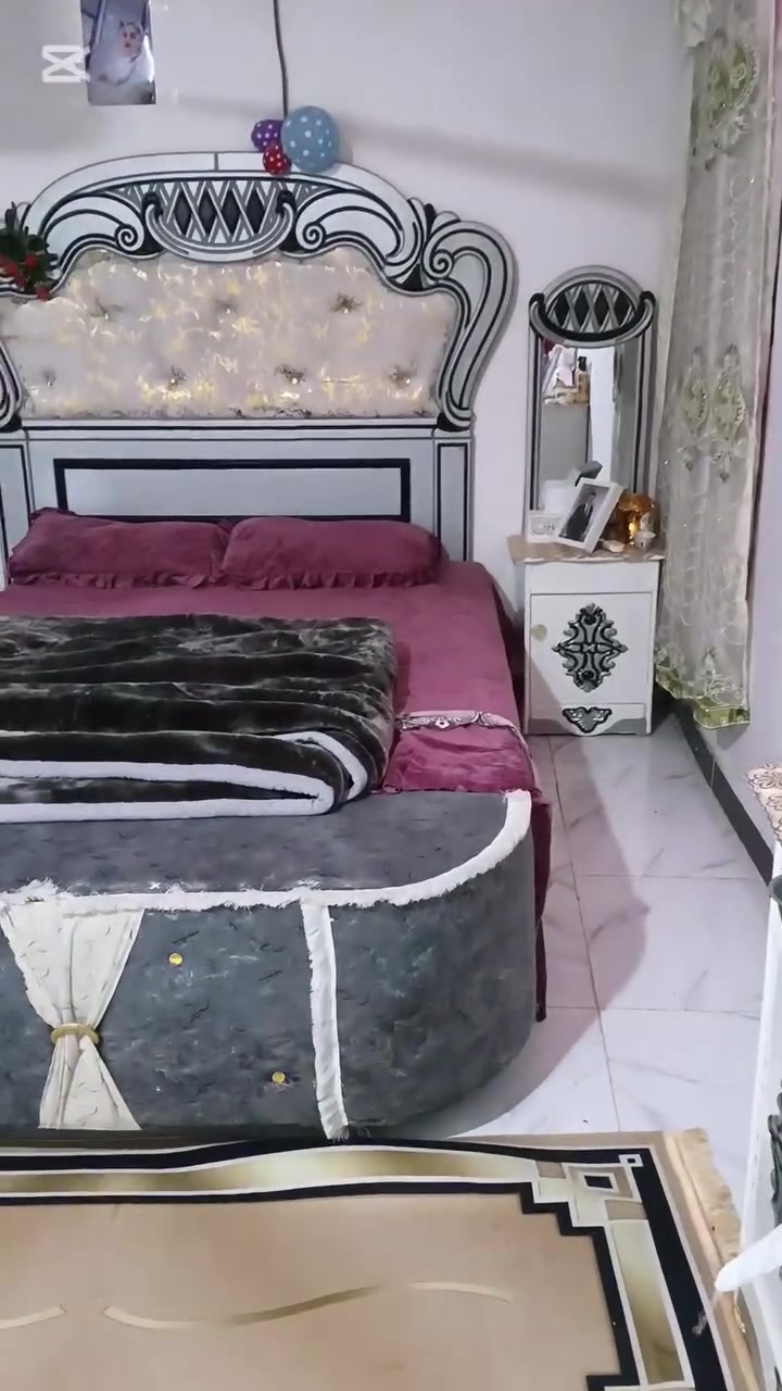 بيت طابقين 120 متر مساحه فوك 3 غرف وصاله وصحيات وجوة غرفتين وصاله ومطبخ ودوانيه وصحيات وحديقه بره البيت العنوان شارع السفينه فرع ملعب الفرات الاوسط نهاية الفرع واكو خدمات بالمنطقه بيت ابو سيف السعر 105 وبي مجال طابو اسهم مجال للشراي للتواصل ***********
