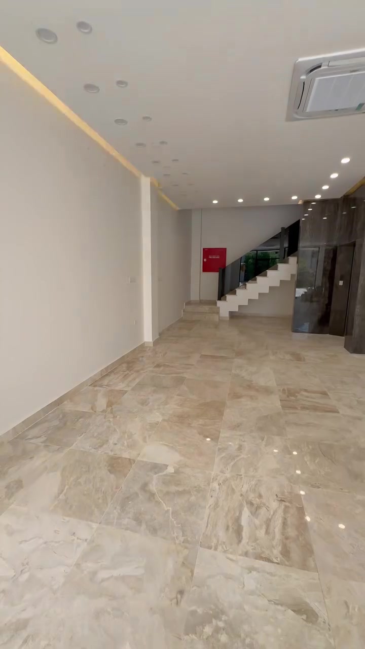 بناية للإيجار مساحة 100متر في البيجية مزودة مصعد وسبالت ومنضومة حرائق  تتكون من قاعتان وشقة تواصل *********** /***********
